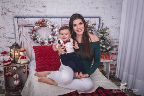 ensaio de natal bebê touca de papai noel suspensorio 2019 pedro erica de paula brasilia df registrado pela fotógrafa letícia franco quarto do papai noel cama arvore guirlanda '