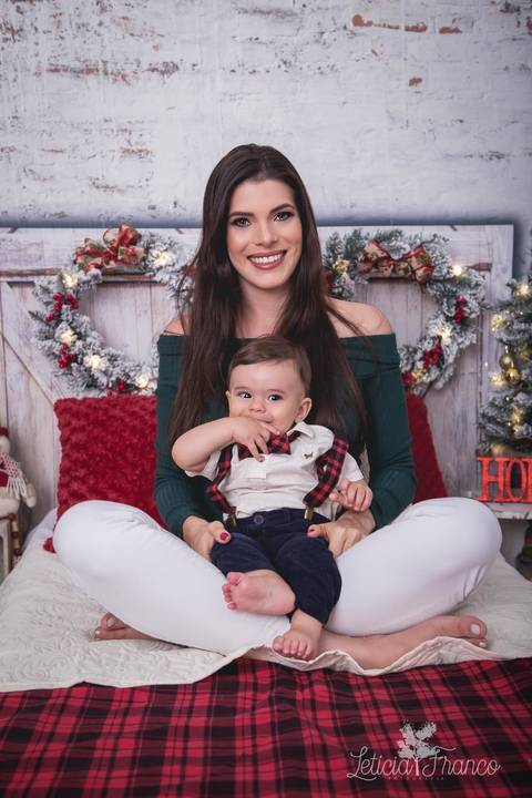 ensaio de natal bebê touca de papai noel suspensorio 2019 pedro erica de paula brasilia df registrado pela fotógrafa letícia franco quarto do papai noel cama arvore guirlanda '