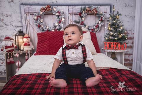 ensaio de natal bebê touca de papai noel suspensorio 2019 pedro erica de paula brasilia df registrado pela fotógrafa letícia franco quarto do papai noel cama arvore guirlanda '