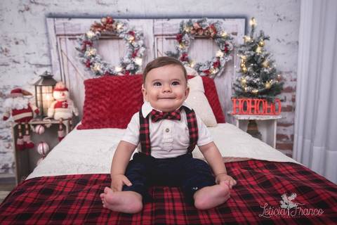 ensaio de natal bebê touca de papai noel suspensorio 2019 pedro erica de paula brasilia df registrado pela fotógrafa letícia franco quarto do papai noel cama arvore guirlanda '