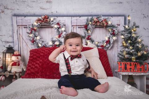 ensaio de natal bebê touca de papai noel suspensorio 2019 pedro erica de paula brasilia df registrado pela fotógrafa letícia franco quarto do papai noel cama arvore guirlanda '