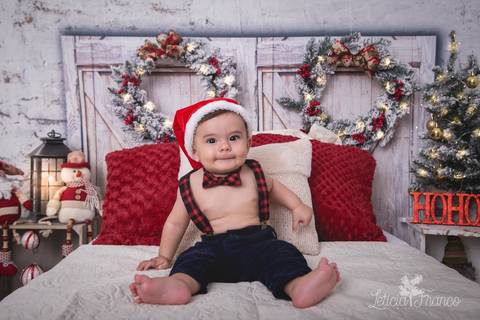 ensaio de natal bebê touca de papai noel suspensorio 2019 pedro erica de paula brasilia df registrado pela fotógrafa letícia franco quarto do papai noel cama arvore guirlanda '