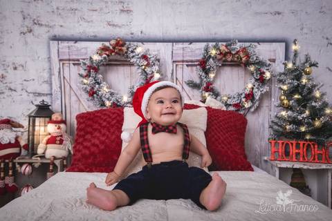 ensaio de natal bebê touca de papai noel suspensorio 2019 pedro erica de paula brasilia df registrado pela fotógrafa letícia franco quarto do papai noel cama arvore guirlanda '