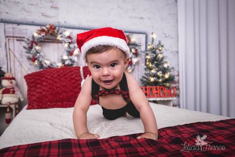 ensaio de natal bebê touca de papai noel suspensorio 2019 pedro erica de paula brasilia df registrado pela fotógrafa letícia franco quarto do papai noel cama arvore guirlanda '