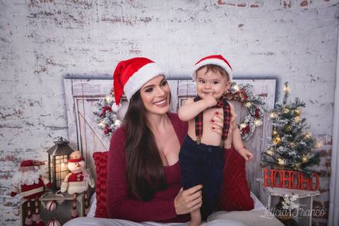 ensaio de natal bebê touca de papai noel suspensorio 2019 pedro erica de paula brasilia df registrado pela fotógrafa letícia franco quarto do papai noel cama arvore guirlanda '