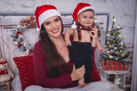 ensaio de natal bebê touca de papai noel suspensorio 2019 pedro erica de paula brasilia df registrado pela fotógrafa letícia franco quarto do papai noel cama arvore guirlanda '