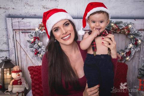 ensaio de natal bebê touca de papai noel suspensorio 2019 pedro erica de paula brasilia df registrado pela fotógrafa letícia franco quarto do papai noel cama arvore guirlanda '