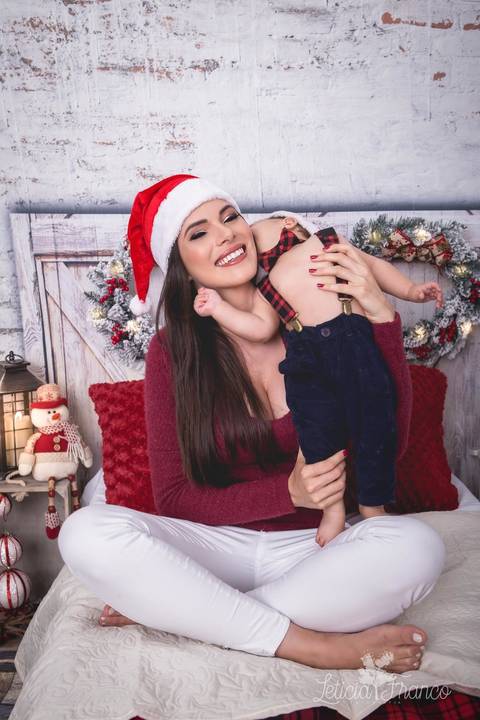 ensaio de natal bebê touca de papai noel suspensorio 2019 pedro erica de paula brasilia df registrado pela fotógrafa letícia franco quarto do papai noel cama arvore guirlanda '