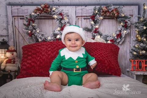 ensaio de natal bebê touca de papai noel suspensorio 2019 pedro erica de paula brasilia df registrado pela fotógrafa letícia franco quarto do papai noel cama arvore guirlanda '