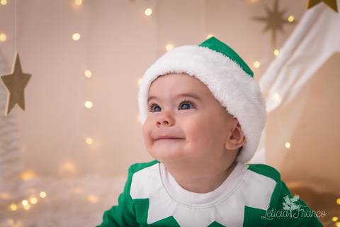 ensaio de natal bebê touca de papai noel suspensorio 2019 pedro erica de paula brasilia df registrado pela fotógrafa letícia franco quarto do papai noel cama arvore guirlanda '