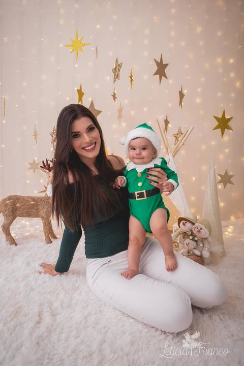 ensaio de natal bebê touca de papai noel suspensorio 2019 pedro erica de paula brasilia df registrado pela fotógrafa letícia franco quarto do papai noel cama arvore guirlanda '