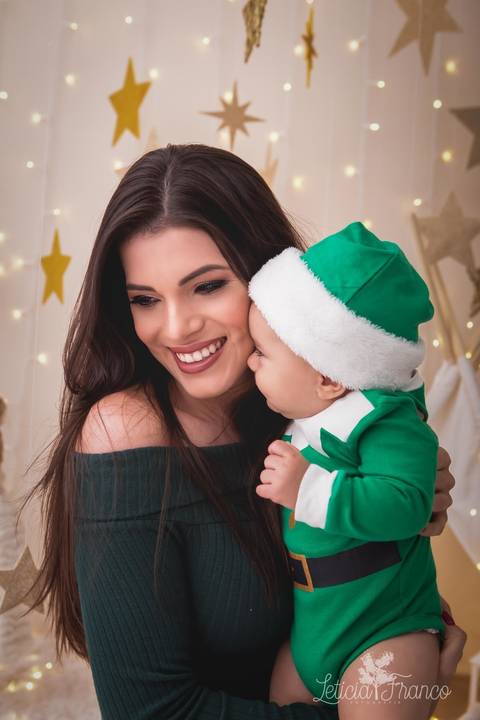 ensaio de natal bebê touca de papai noel suspensorio 2019 pedro erica de paula brasilia df registrado pela fotógrafa letícia franco quarto do papai noel cama arvore guirlanda '