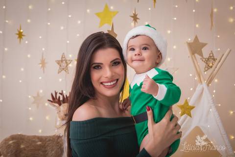 ensaio de natal bebê touca de papai noel suspensorio 2019 pedro erica de paula brasilia df registrado pela fotógrafa letícia franco quarto do papai noel cama arvore guirlanda '