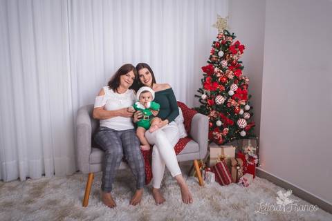 ensaio de natal bebê touca de papai noel suspensorio 2019 pedro erica de paula brasilia df registrado pela fotógrafa letícia franco quarto do papai noel cama arvore guirlanda '