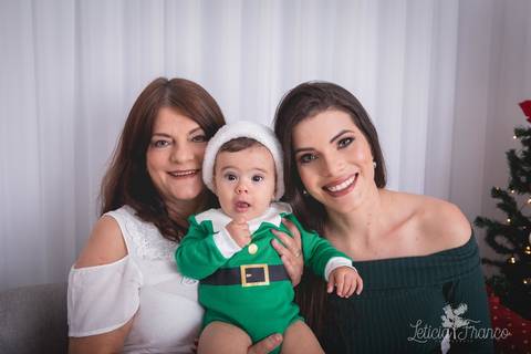 ensaio de natal bebê touca de papai noel suspensorio 2019 pedro erica de paula brasilia df registrado pela fotógrafa letícia franco quarto do papai noel cama arvore guirlanda '