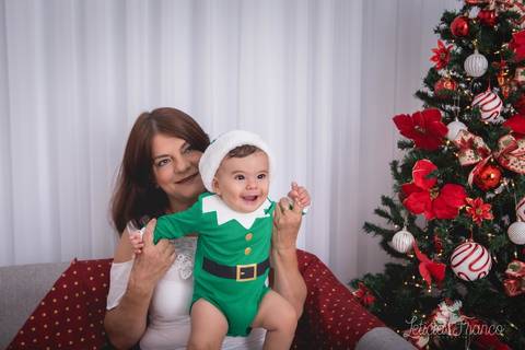 ensaio de natal bebê touca de papai noel suspensorio 2019 pedro erica de paula brasilia df registrado pela fotógrafa letícia franco quarto do papai noel cama arvore guirlanda '