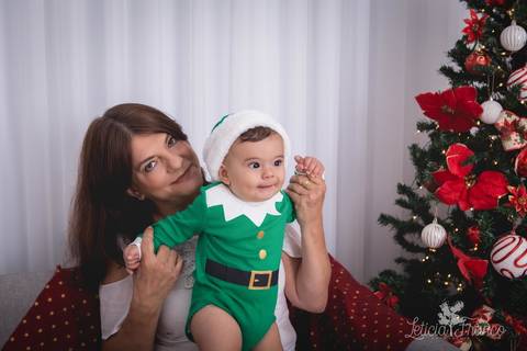 ensaio de natal bebê touca de papai noel suspensorio 2019 pedro erica de paula brasilia df registrado pela fotógrafa letícia franco quarto do papai noel cama arvore guirlanda '