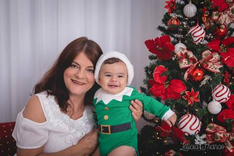 ensaio de natal bebê touca de papai noel suspensorio 2019 pedro erica de paula brasilia df registrado pela fotógrafa letícia franco quarto do papai noel cama arvore guirlanda '