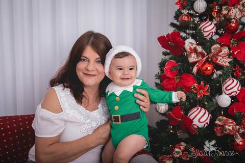 ensaio de natal bebê touca de papai noel suspensorio 2019 pedro erica de paula brasilia df registrado pela fotógrafa letícia franco quarto do papai noel cama arvore guirlanda '