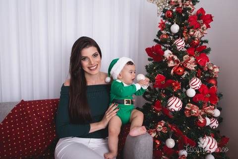 ensaio de natal bebê touca de papai noel suspensorio 2019 pedro erica de paula brasilia df registrado pela fotógrafa letícia franco quarto do papai noel cama arvore guirlanda '