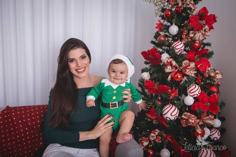 ensaio de natal bebê touca de papai noel suspensorio 2019 pedro erica de paula brasilia df registrado pela fotógrafa letícia franco quarto do papai noel cama arvore guirlanda '