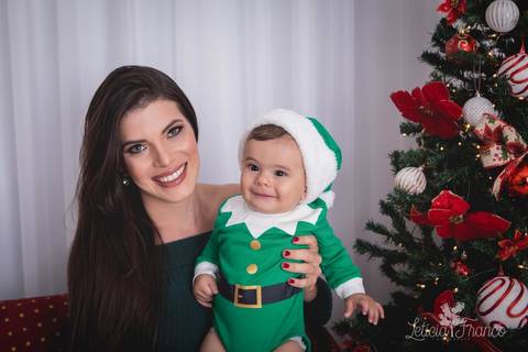 ensaio de natal bebê touca de papai noel suspensorio 2019 pedro erica de paula brasilia df registrado pela fotógrafa letícia franco quarto do papai noel cama arvore guirlanda '