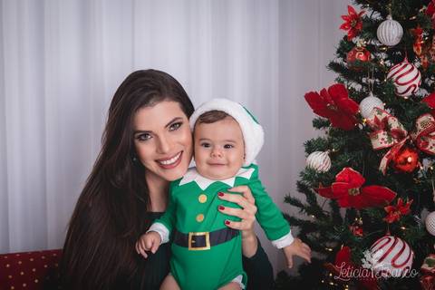 ensaio de natal bebê touca de papai noel suspensorio 2019 pedro erica de paula brasilia df registrado pela fotógrafa letícia franco quarto do papai noel cama arvore guirlanda '