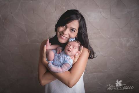 bebê recém nascido newborn brasilia fotografa fotografo fotógrafa brasília df distrito federal baby bebe reborn book melhor leticia franco letícia lua nova art arte foto menina azul e rosa com a mamãe'