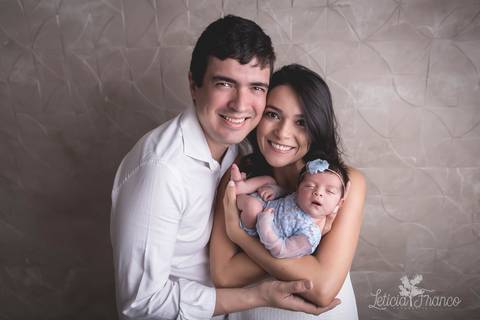 bebê recém nascido newborn brasilia fotografa fotografo fotógrafa brasília df distrito federal baby bebe reborn book melhor leticia franco letícia lua nova art arte foto menina azul e rosa com a mamãe e o papai pais'
