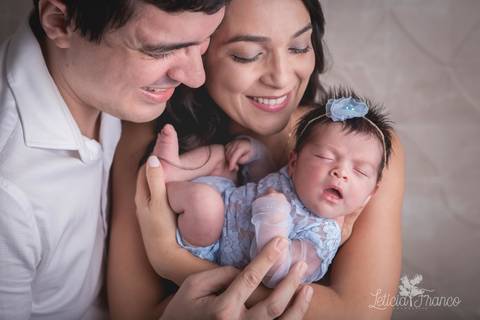 bebê recém nascido newborn brasilia fotografa fotografo fotógrafa brasília df distrito federal baby bebe reborn book melhor leticia franco letícia lua nova art arte foto menina azul e rosa com a mamãe e o papai pais'