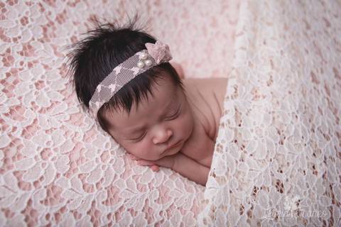 bebê recém nascido newborn brasilia fotografa fotografo fotógrafa brasília df distrito federal baby bebe reborn book melhor leticia franco letícia lua nova art arte foto menina azul e rosa bumbum headband renda'