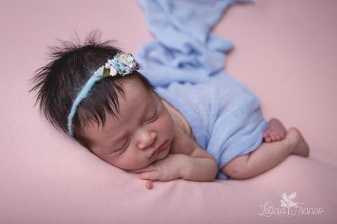 bebê recém nascido newborn brasilia fotografa fotografo fotógrafa brasília df distrito federal baby bebe reborn book melhor leticia franco letícia lua nova art arte foto menina azul e rosa bumbum headband azul wrap fazendo charme'