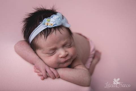 bebê recém nascido newborn brasilia fotografa fotografo fotógrafa brasília df distrito federal baby bebe reborn book melhor leticia franco letícia lua nova art arte foto menina azul e rosa mão no queixo headband azul'