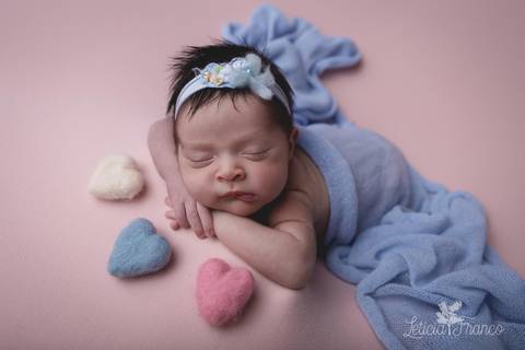 bebê recém nascido newborn brasilia fotografa fotografo fotógrafa brasília df distrito federal baby bebe reborn book melhor leticia franco letícia lua nova art arte foto menina azul e rosa mão no queixo headband azul wrap corações rosa creme azul'