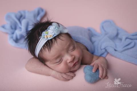 bebê recém nascido newborn brasilia fotografa fotografo fotógrafa brasília df distrito federal baby bebe reborn book melhor leticia franco letícia lua nova art arte foto menina azul e rosa mão no queixo headband azul wrap coração azul'