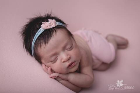 bebê recém nascido newborn brasilia fotografa fotografo fotógrafa brasília df distrito federal baby bebe reborn book melhor leticia franco letícia lua nova art arte foto menina rosa ladinho musa headband short e headband azul'