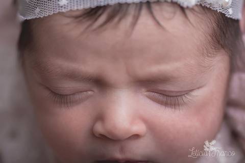 bebê recém nascido newborn brasilia fotografa fotografo fotógrafa brasília df distrito federal baby bebe reborn book melhor leticia franco letícia lua nova art arte foto menina cílios macro detalhe olhos'