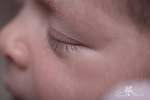 bebê recém nascido newborn brasilia fotografa fotografo fotógrafa brasília df distrito federal baby bebe reborn book melhor leticia franco letícia lua nova art arte foto menina cílios macro detalhe olho'