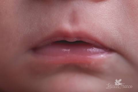 bebê recém nascido newborn brasilia fotografa fotografo fotógrafa brasília df distrito federal baby bebe reborn book melhor leticia franco letícia lua nova art arte foto menina boca macro detalhe'