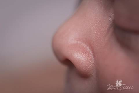 bebê recém nascido newborn brasilia fotografa fotografo fotógrafa brasília df distrito federal baby bebe reborn book melhor leticia franco letícia lua nova art arte foto menina nariz macro detalhe'