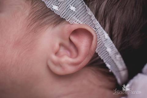 bebê recém nascido newborn brasilia fotografa fotografo fotógrafa brasília df distrito federal baby bebe reborn book melhor leticia franco letícia lua nova art arte foto menina orelha macro detalhe'