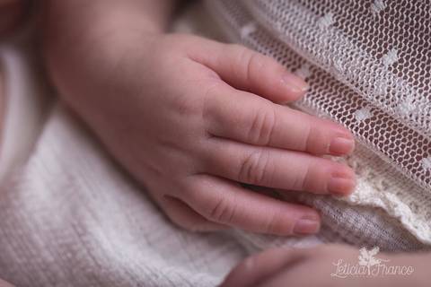 bebê recém nascido newborn brasilia fotografa fotografo fotógrafa brasília df distrito federal baby bebe reborn book melhor leticia franco letícia lua nova art arte foto menina mão macro detalhe'