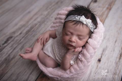 bebê recém nascido newborn brasilia fotografa fotografo fotógrafa brasília df distrito federal baby bebe reborn book melhor leticia franco letícia lua nova art arte foto menina rosa headband baby chair cadeirinha mão na perna prop'