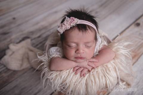 leticia franco letícia lua nova art arte foto menina rosa headband balde baldinho mão no queixo com pêlo prop'