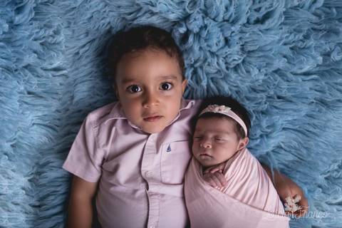 leticia franco letícia lua nova art arte foto menina rosa headband flokati azul com irmão enrolada no wrap rosa headband '