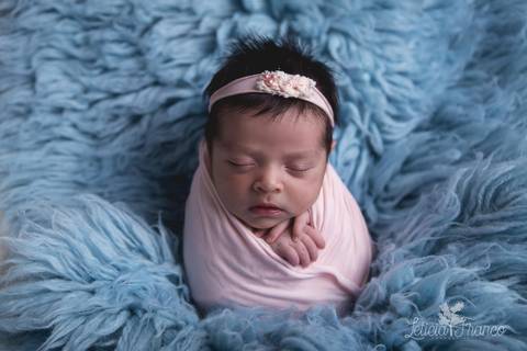 leticia franco letícia lua nova art arte foto menina rosa headband flokati azul enrolada no wrap rosa headband saco de batata pacotinho'