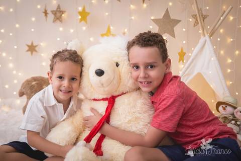 ensaio de natal claro dourado estrelas bebê touca de papai noel 2019 brasilia df registrado pela fotógrafa letícia franco irmãos lucas e matheus ursão '