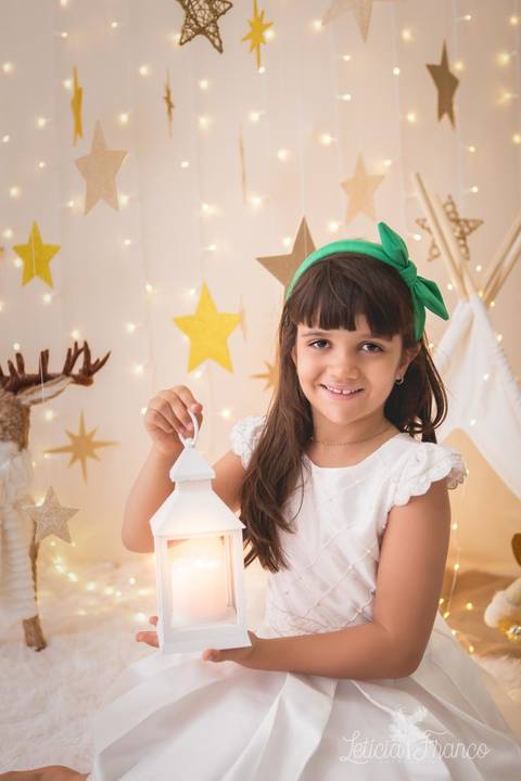 ensaio de natal claro dourado estrelas bebê touca de papai noel 2019 brasilia df registrado pela fotógrafa letícia franco alice lâmpada acesa'