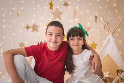 ensaio de natal claro dourado estrelas bebê touca de papai noel 2019 brasilia df registrado pela fotógrafa letícia franco miguel alice '