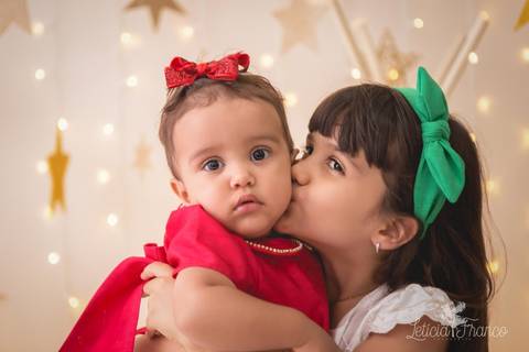 ensaio de natal claro dourado estrelas bebê touca de papai noel 2019 brasilia df registrado pela fotógrafa letícia franco elena alice irmãs'